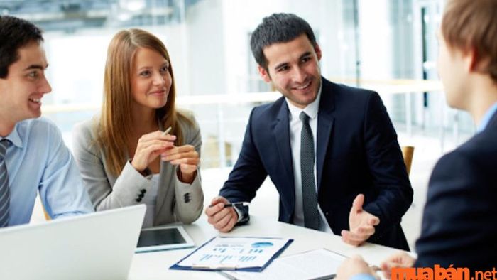 Phòng kinh doanh có nhiệm vụ phân tích thị trường.