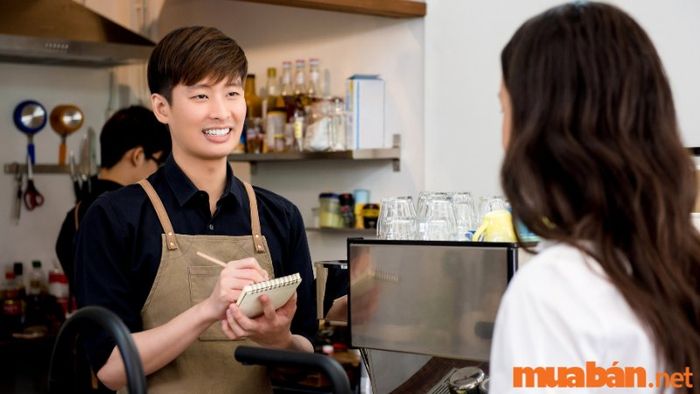 Nhân viên phục vụ quán cafe nhận đơn từ khách