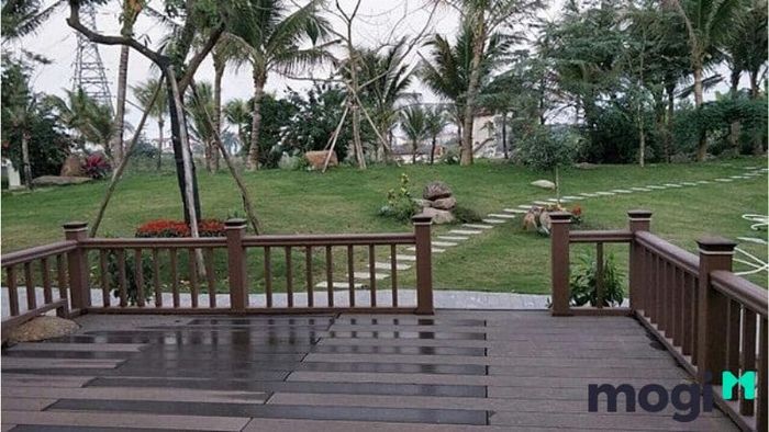 Hiên nhà rộng rãi thuận tiện cho các hoạt động ngoài trời.