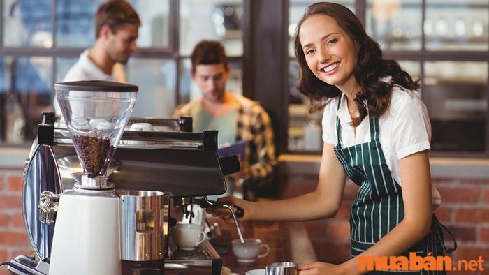 Nhân viên phục vụ quán cafe bảo quản dụng cụ làm việc