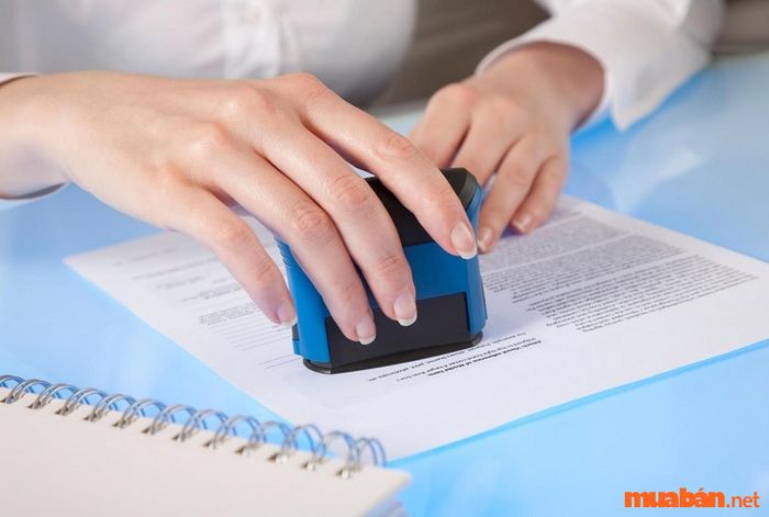Công chứng viên thực hiện các hoạt động liên quan đến công chứng.
