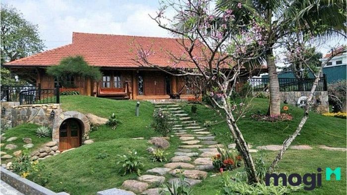 Ngôi nhà lớn của Xuân Bắc được xây dựng hoàn toàn bằng chất liệu gỗ.