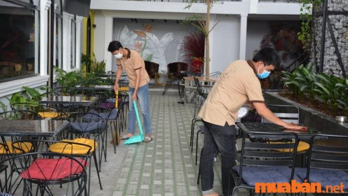 Nhân viên phục vụ quán cafe dọn dẹp và duy trì vệ sinh chung
