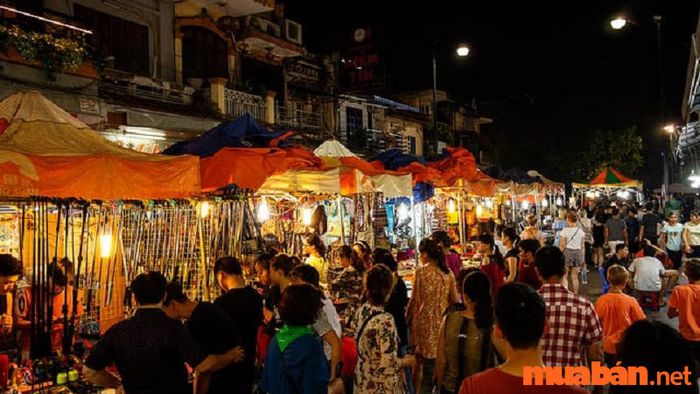 Không khí sôi động của chợ đêm Hội An