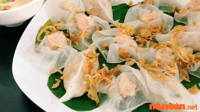 Bánh vạc được chế biến từ nhân tôm giã nhuyễn, kết hợp với các loại gia vị và hành tím.
