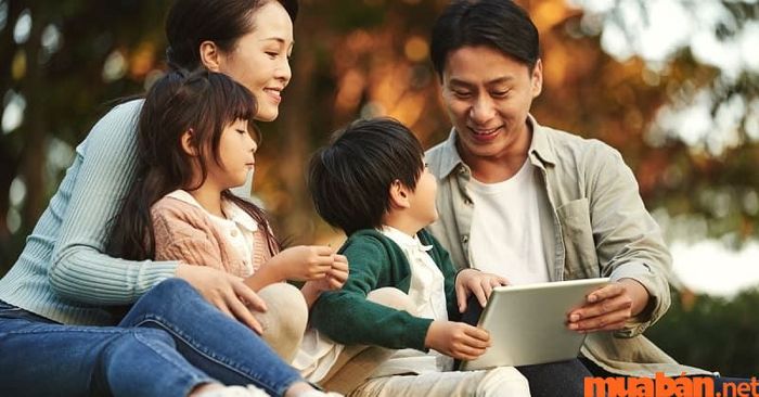 Giao tiếp góp phần hình thành và phát triển nhân cách con người từ khi còn bé.