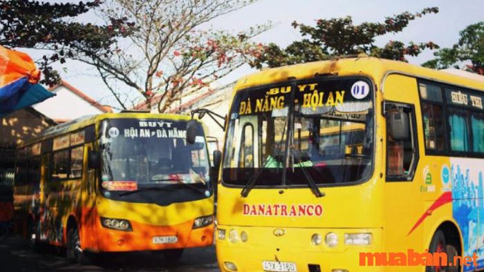 Kinh nghiệm du lịch Hội An cho thấy bạn có thể lựa chọn di chuyển bằng xe buýt.
