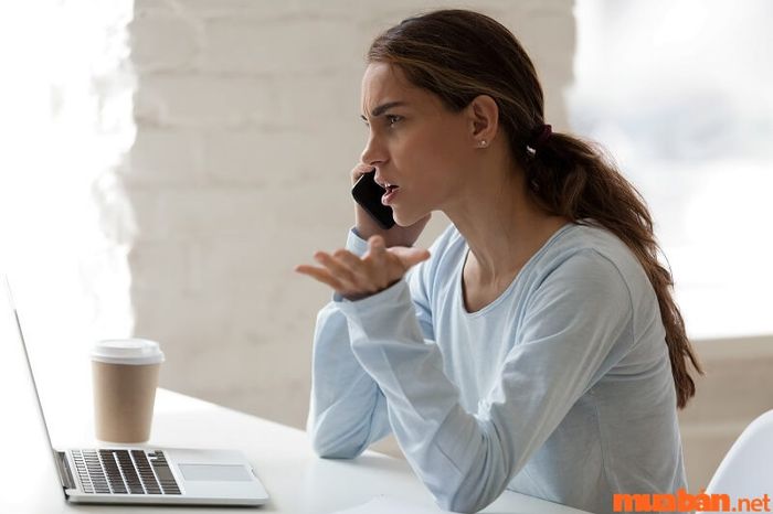 Khách hàng có vẻ lơ là, không quan tâm hoặc thậm chí cảm thấy khó chịu và cắt ngang cuộc gọi.