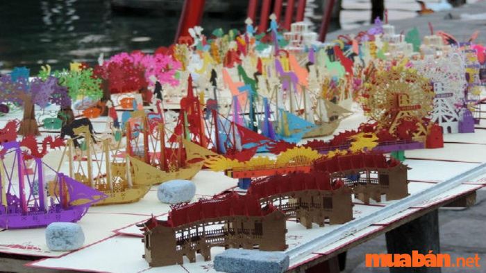 Kinh nghiệm du lịch Hội An là nên tránh mặc cả khi mua hàng vào buổi sáng sớm