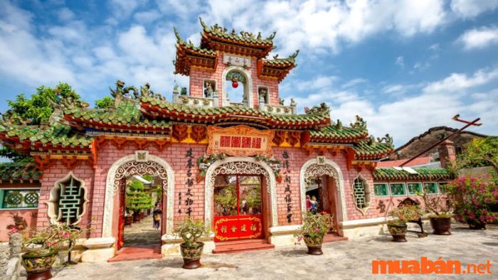 Khi đến Hội An, bạn không thể bỏ qua Hội quán Phúc Kiến.