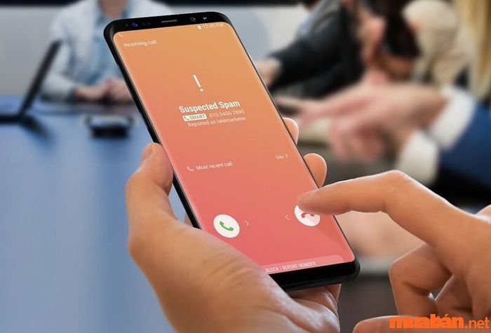 Khách hàng cảm thấy khó chịu khi nhận cuộc gọi từ người mà họ không quen biết.