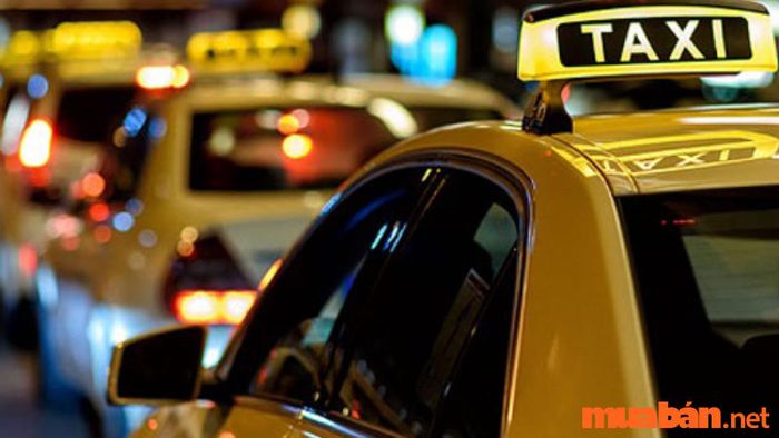 Bạn có thể chọn taxi để di chuyển đến Hội An.