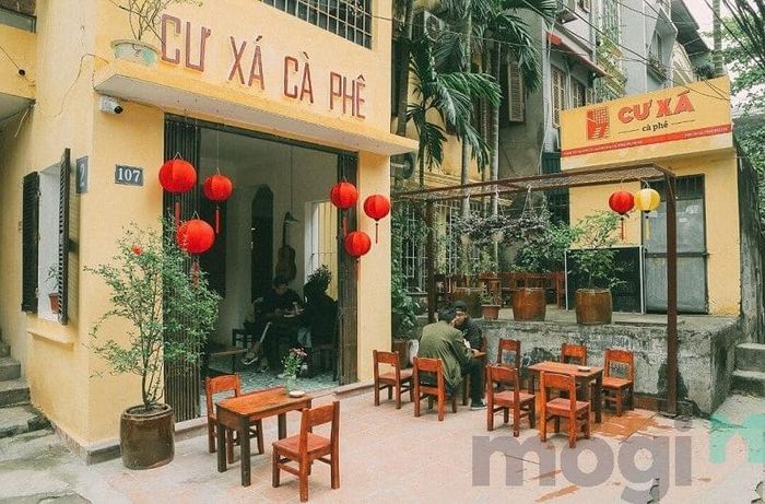 Nội thất khi thiết kế quán theo phong cách này thường bao gồm ghế bệt hoặc ghế gỗ.