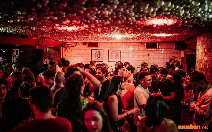 Nghề booking bar là gì? Có nên theo đuổi nghề booking bar không?