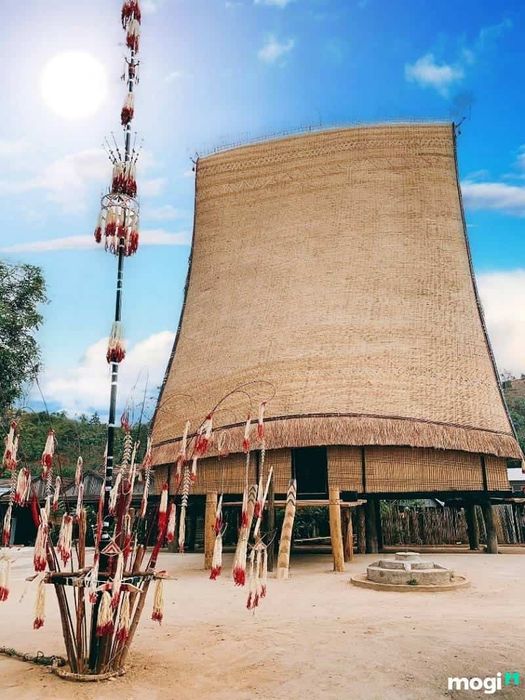 Nhà rông luôn gắn liền với hình ảnh cây nêu trong các lễ hội