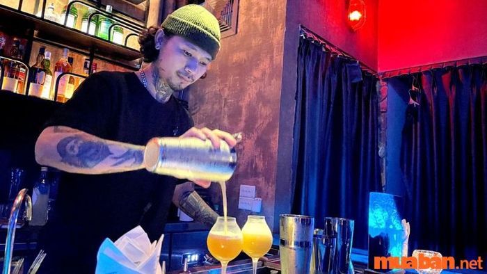 Nghề booking bar đòi hỏi bạn phải có kiến thức vững về rượu.