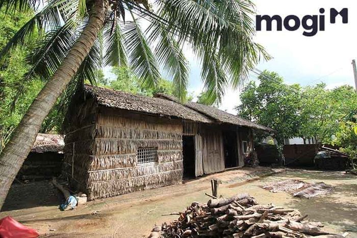 Nhà truyền thống tuy đơn giản, mộc mạc nhưng lại rất gần gũi.