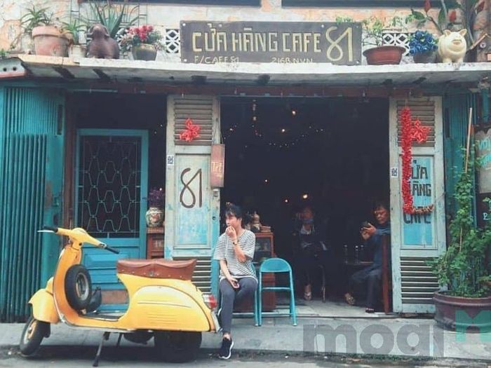 Quán trang trí bằng một chiếc xe cũ.