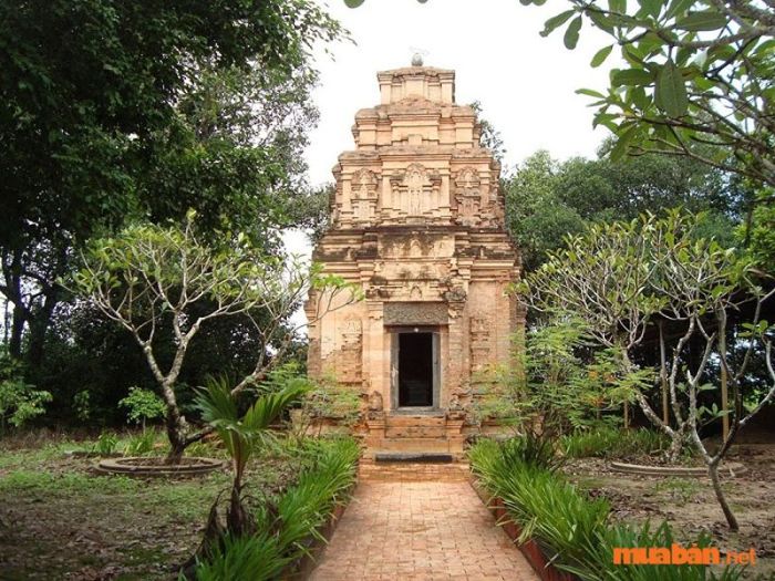 Ngắm nhìn vẻ đẹp cổ kính của tháp Bình Thạnh