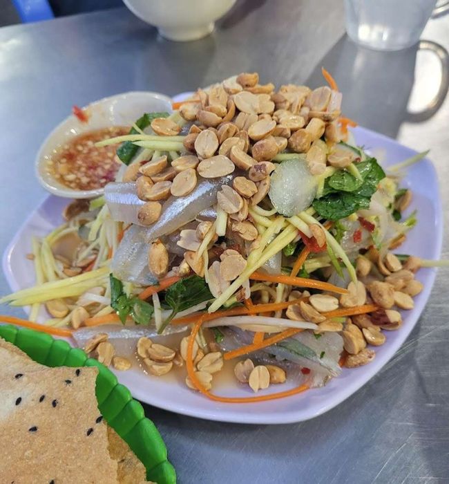 Gỏi cá mai tại quán Bà Tám