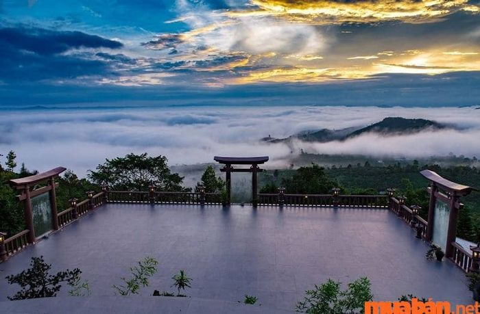 Nếu bạn còn băn khoăn gần thác Datanla có gì thú vị, hãy thử ghé thăm chùa Linh Quy Pháp Ấn.