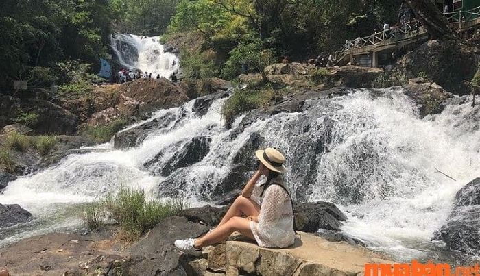 Nên mặc đồ thoải mái khi ghé thăm thác Datanla để có trải nghiệm tốt hơn.