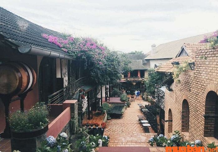 Một góc nhìn tuyệt đẹp của XQ Sử Quán, thu hút du khách ngay trên con đường đến thác Datanla.