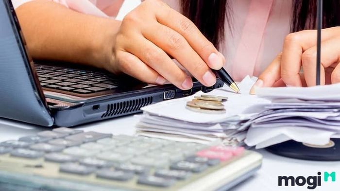 Tính toán và tổng hợp các khoản chi để cân đối nguồn vốn...