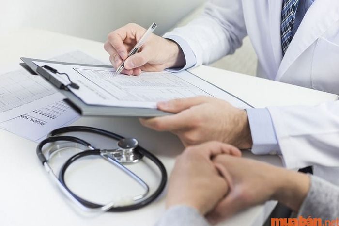 Trước khi xin việc, bạn cần phải đi khám sức khỏe tổng quát.