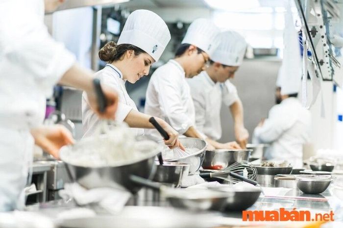 Nữ không có bằng cấp nên học nghề làm bánh