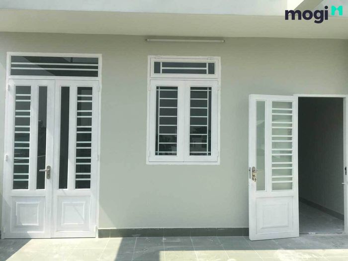 Đảm bảo cửa sổ và cửa ra vào phải chắc chắn.
