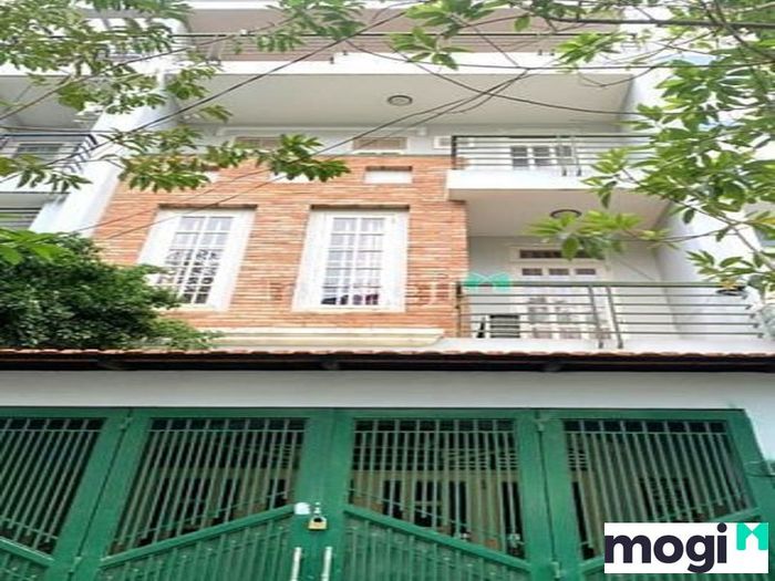 Căn nhà này có thiết kế rộng rãi và thông minh.