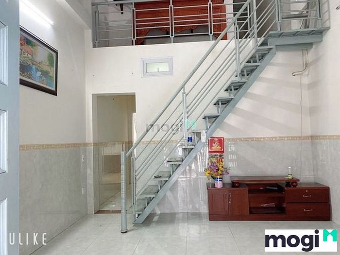 Hẻm xe tải rộng rãi trước nhà tạo điều kiện thuận lợi cho mọi hoạt động.
