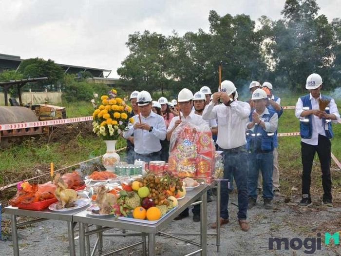 Đơn vị thi công tiến hành làm lễ