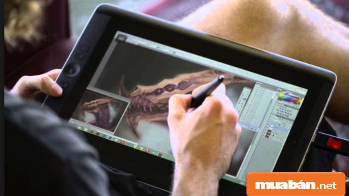 Nếu bạn là designer, hãy tận dụng công việc của mình thành những dự án freelance ngoài giờ để nâng cao kỹ năng và thu nhập.
