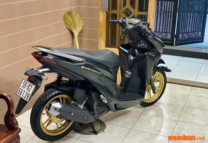 Vario 150 màu đen với mâm vàng