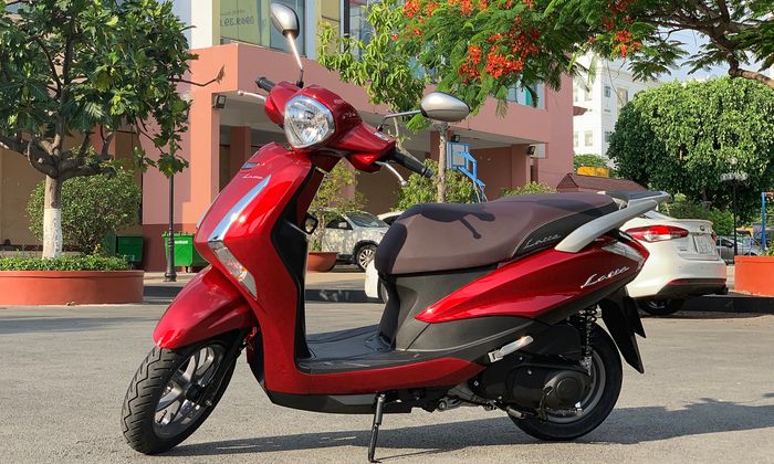 Đèn xi nhan được bo tròn và ôm sát vào thiết kế phần đầu xe.