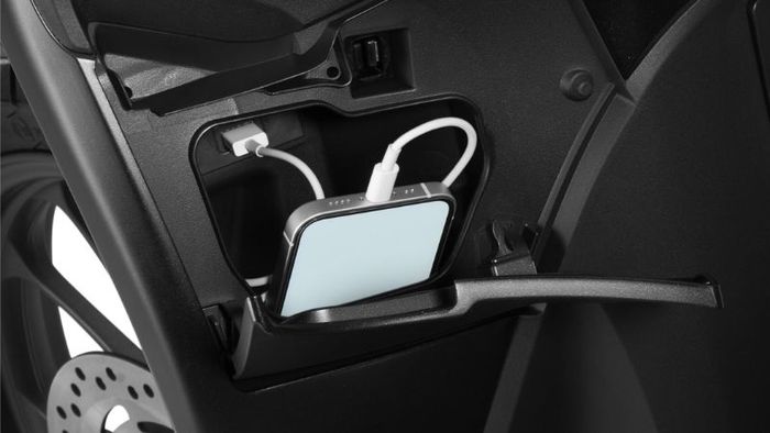 Ngăn để đồ phía trước có tích hợp cổng sạc USB