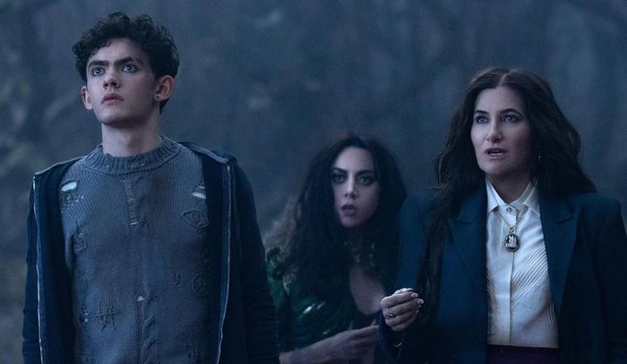 Kathryn Hahn, Joe Locke và Aubrey Plaza trong Agatha All Along