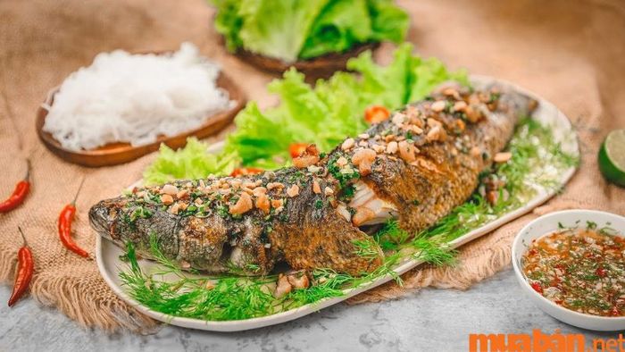 Cá lóc nướng trui, một đặc sản mang đậm hương vị miền Tây của Tiền Giang.
