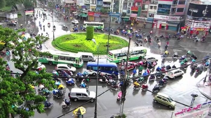 Cơ sở hạ tầng giao thông quanh khu vực vòng xoay Dân Chủ