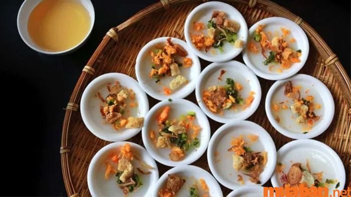Bánh bèo chợ Hàng Bông mang đến hương vị béo ngậy từ bánh bèo hòa quyện cùng với nhiều loại nhân phong phú.