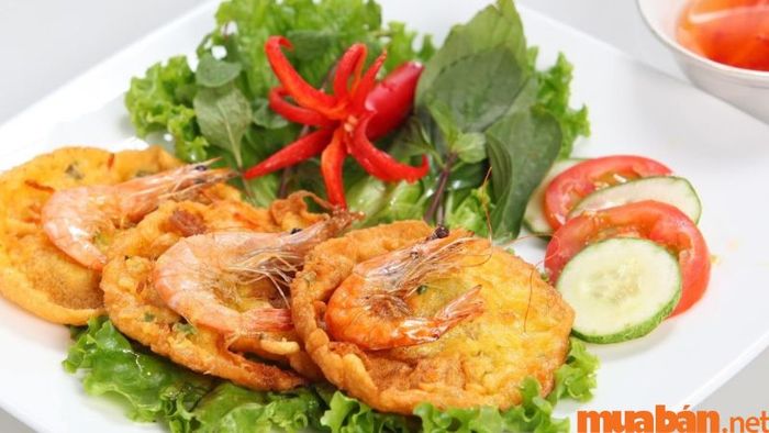 Bánh giá (bánh vá) rất thơm ngon và giòn rụm.