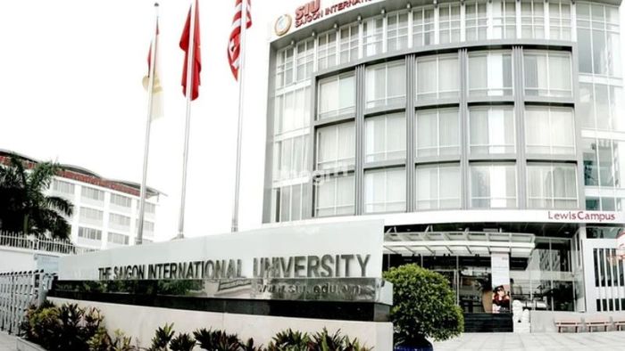 Khu vực quanh vòng xoay Dân Chủ có nhiều trường học phong phú