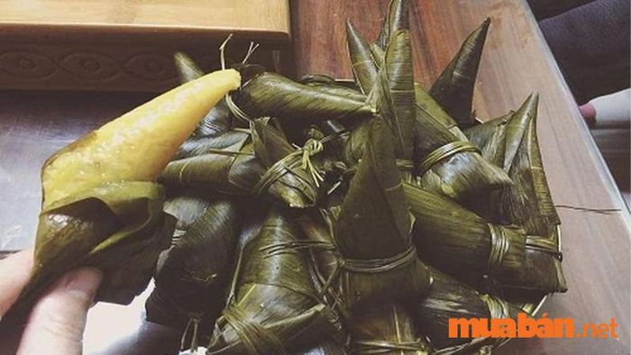 Bánh Coóc Mò là món quà dân dã yêu thích của rất nhiều đứa trẻ Thái Nguyên, không chỉ vì hương vị thơm ngon mà còn vì hình dáng đặc biệt của nó.