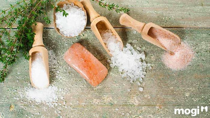Có nên để muối trong phòng ngủ hay không còn tùy thuộc vào công dụng của muối trong việc thu hút tài lộc và vượng khí.