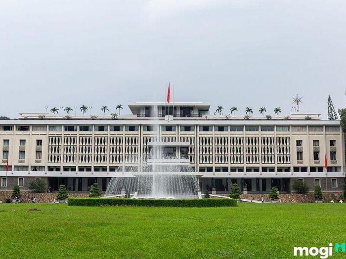 Dinh Độc Lập - một trong những biểu tượng lịch sử nổi bật của Quận 1.