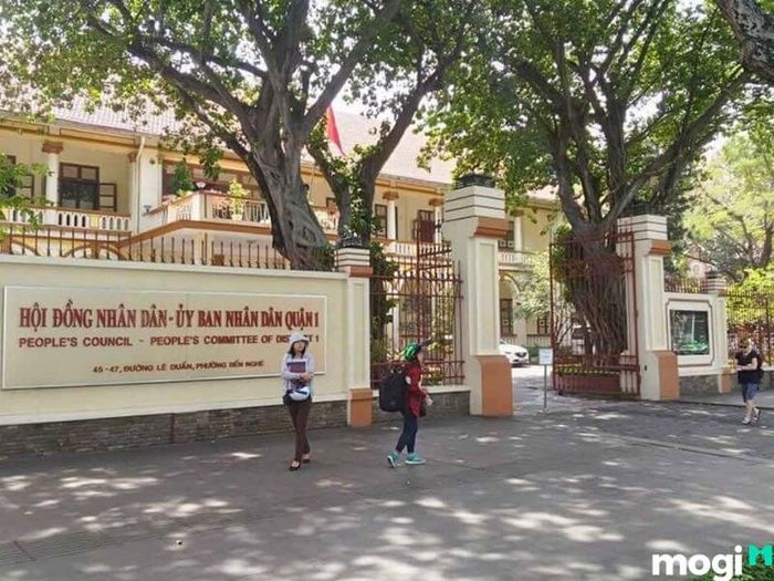 Phường Bến Nghé là nơi đặt trụ sở UBND của quận.