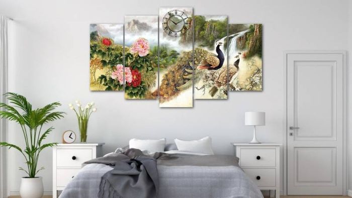 Thêm tranh ảnh để phòng ngủ nữ thêm phần nổi bật