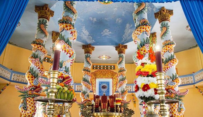Mỗi chi tiết trong Thánh thất Đa Phước đều mang một ý nghĩa tâm linh sâu sắc, phản ánh sự kết hợp hoàn hảo giữa nghệ thuật và tôn giáo (Ảnh: Sưu tầm).